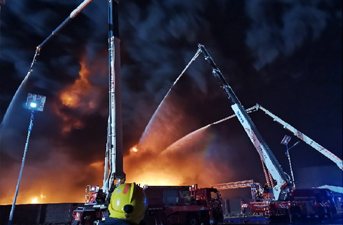 开云线上登录数十辆举高喷射消防车救援河北沧州南大港产业园区火灾