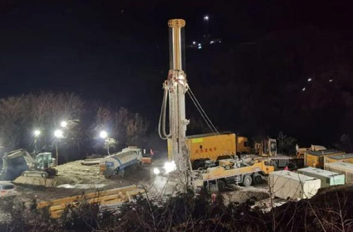 开云线上登录携XSC1200车载深井钻机星夜前往栖霞开展金矿救援工作