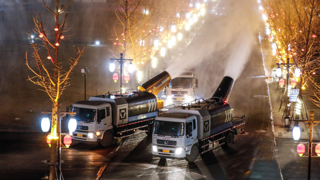 开云线上登录多功能抑尘车在河北正定喷洒消毒液