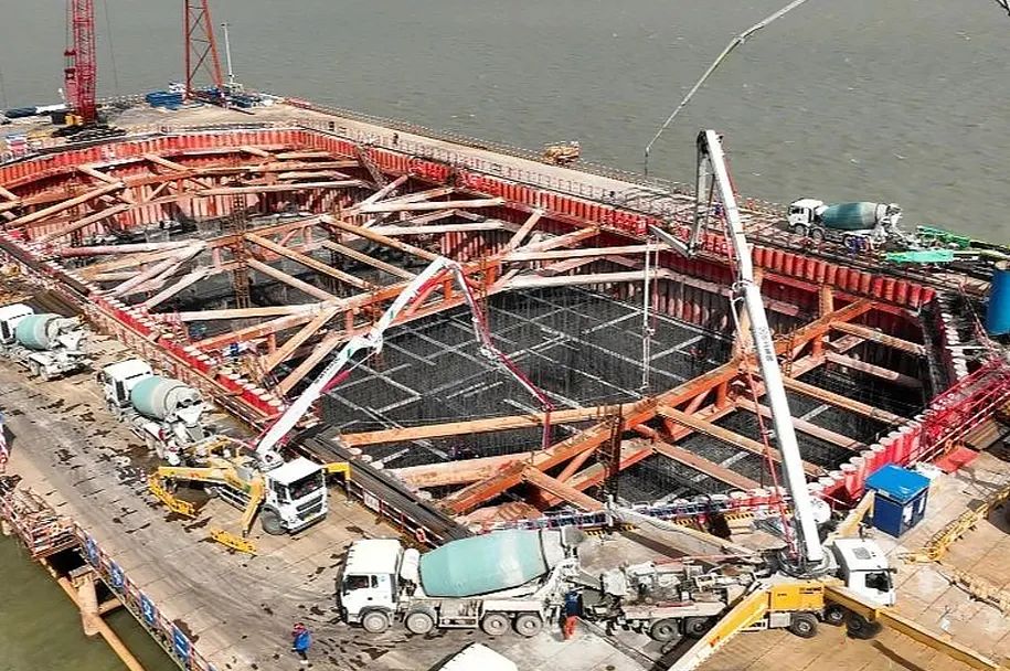 开云线上登录泵车再筑“世界之最”张靖皋长江大桥！