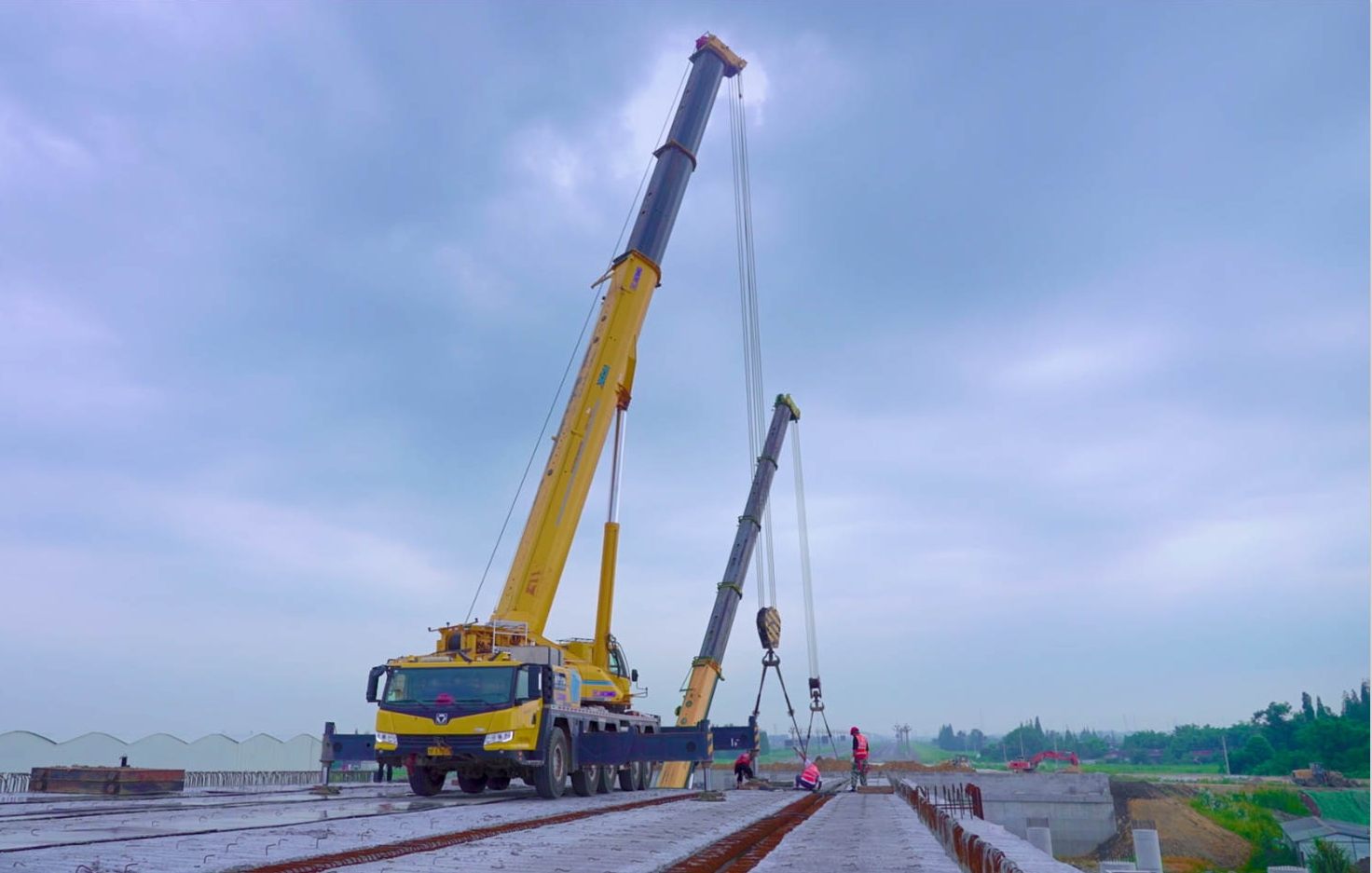 空中对飞接力！开云线上登录三款百吨级联袂抬吊！