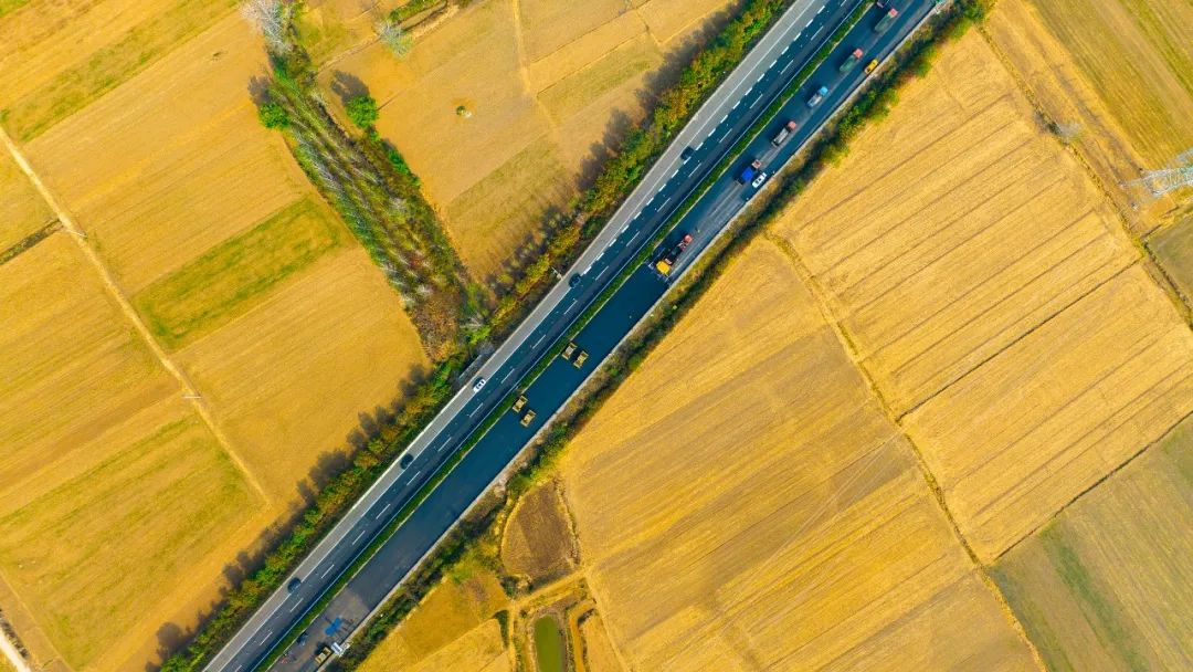 扬民族自信！开云线上登录成套沥青路面装备助力家乡高速建设！