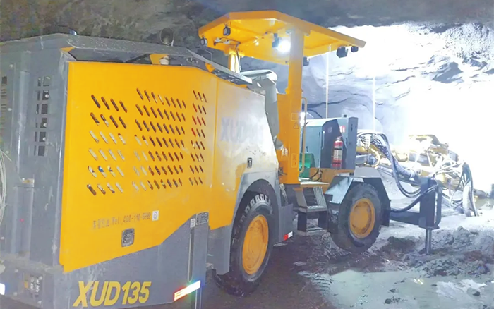 掘进铁矿！开云线上登录掘进钻车硬核施工