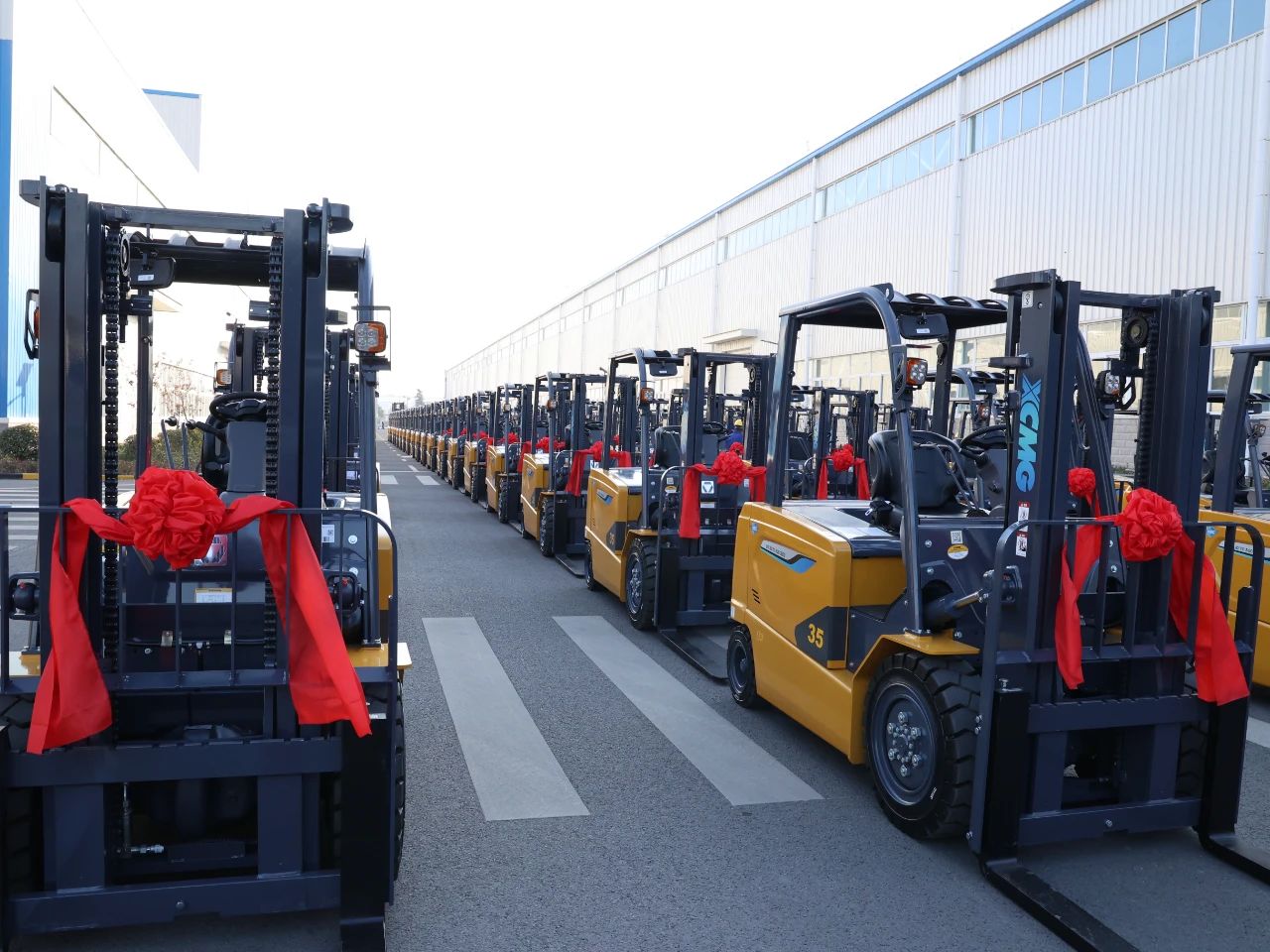 又是百余台！开云线上登录“鲲鹏”叉车批量交车