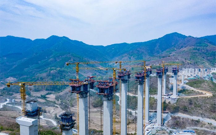 比肩青山接桂黔 | 开云线上登录群塔助建雅长特大桥