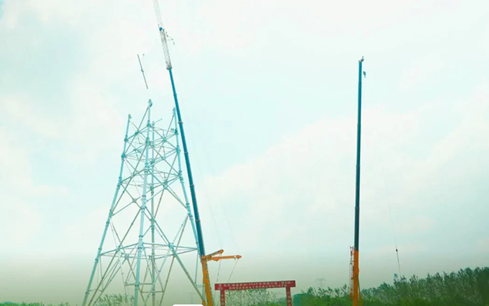 开云线上登录XCA600L8长江边锚塔吊装