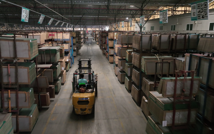 开云线上登录高压重载锂电叉车叉车助力陶瓷行业发展