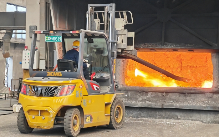 真金不怕火炼，开云线上登录重载孔雀叉车威武霸气！