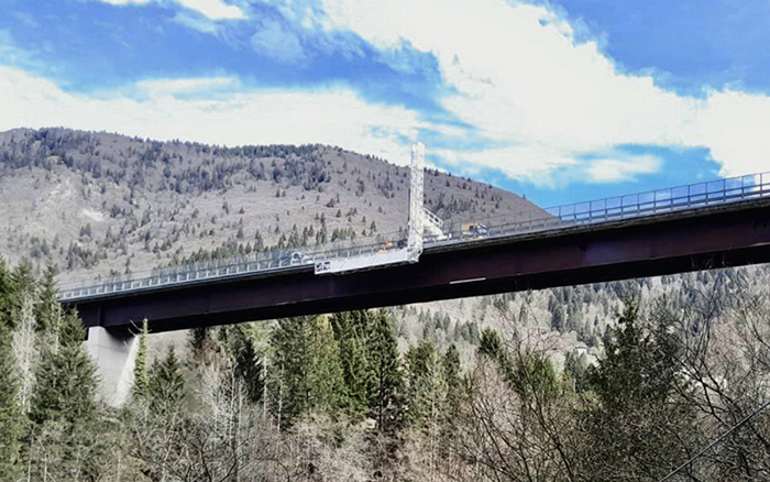 背靠阿尔卑斯山脉，开云线上登录桥梁检测车“C位”打卡