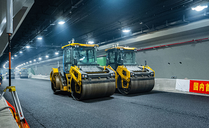 【智能化】全国首次，开云线上登录“黑科技”无人摊铺大秀！