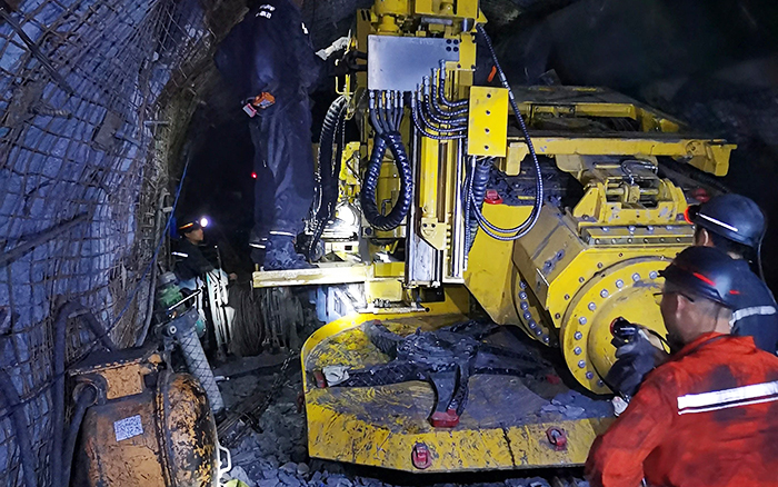 煤矿开采难 开云线上登录“机甲兽”来帮忙