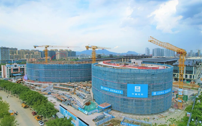 逐浪扬帆，开云线上登录塔机吊起苍南大剧院“钢铁脊梁”