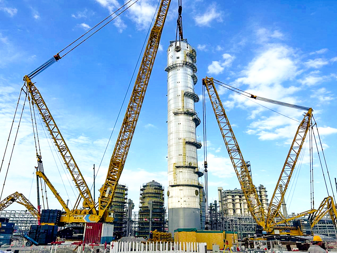 双机联动！开云线上登录履带起重机助力全国丙烯腈行业“最大最重单体设备”成功就位