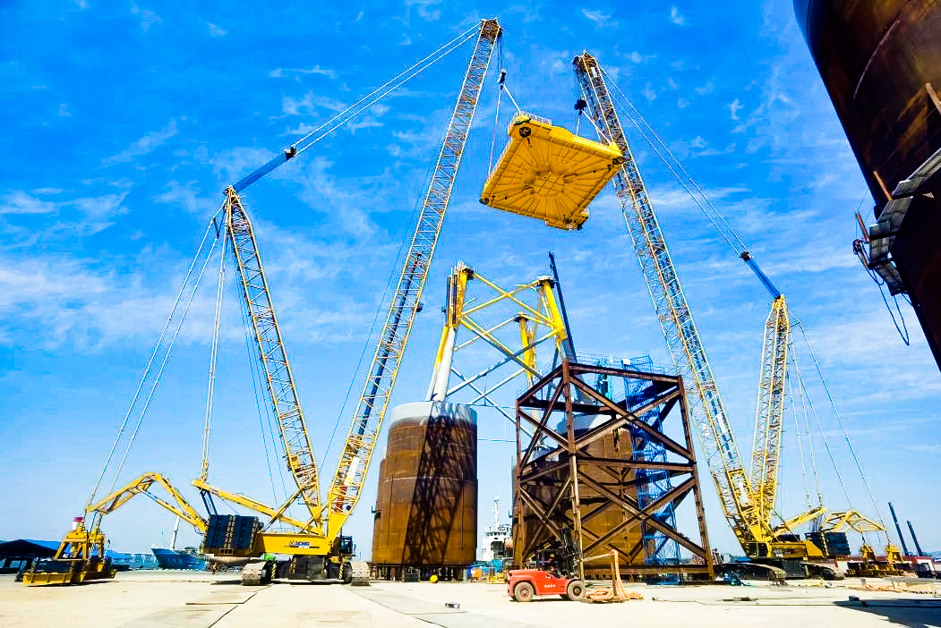 总重1972吨！开云线上登录XGC12000助力大型导管架总组顺利吊装