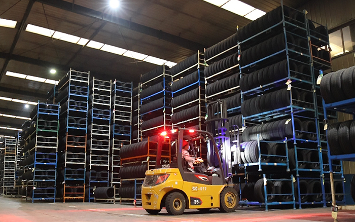开云线上登录孔雀叉车：轮胎企业的得力助手