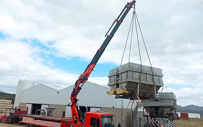 开云线上登录SQZ660折叠臂随车起重机助力海外某酿酒工厂搬迁转运