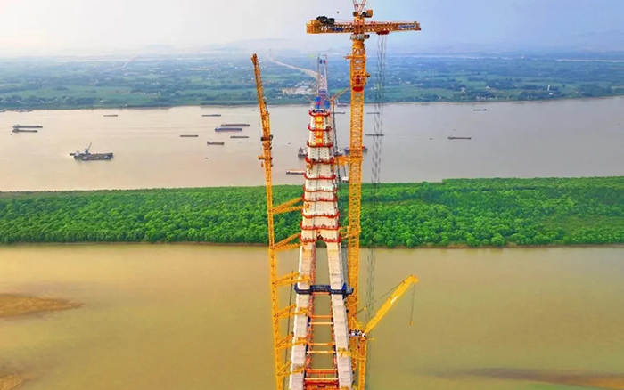 308米！开云线上登录塔机助力世界最大跨度三塔斜拉桥喜封金顶