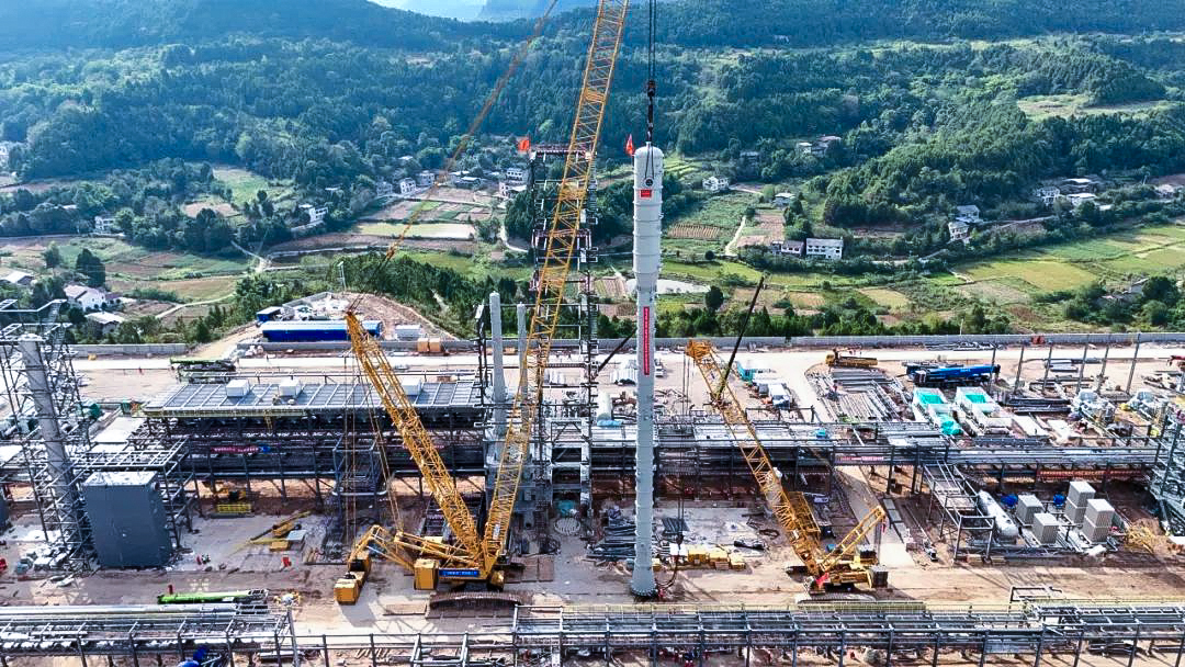 一次性成功！开云线上登录履带兄弟助力大型油气田最长整体塔类吊装