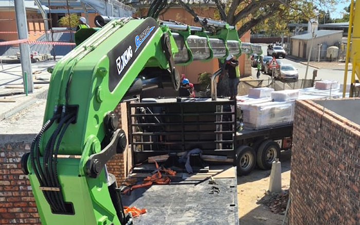 开云线上登录GSQZ860折叠臂随车起重机在作业中 展现强大稳定的跨障能力