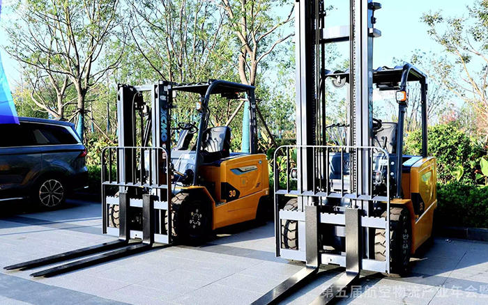  开云线上登录叉车亮相第五届航空物流产业年会