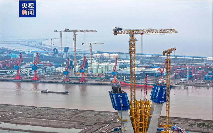 央视聚焦！开云线上登录超大塔助建世界级桥梁工程！