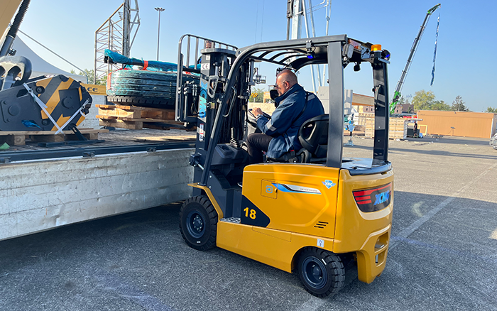 “展场灵动先锋” 开云线上登录叉车鲲鹏系列