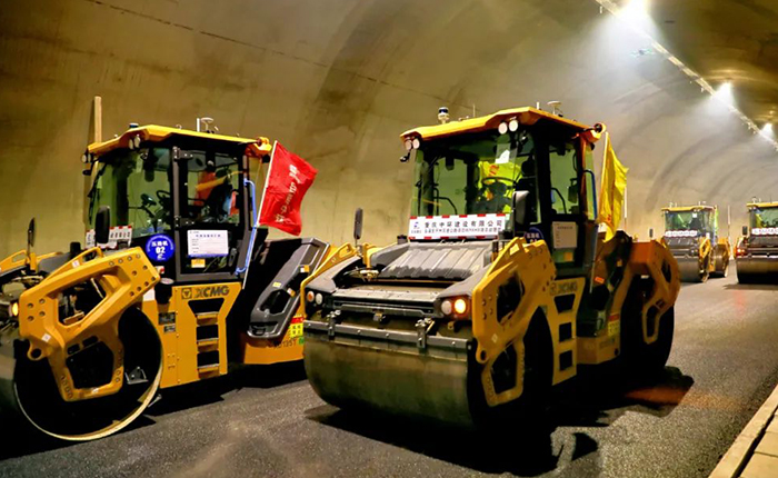 来看开云线上登录智慧→重庆首次山区特长隧道无人摊铺施工