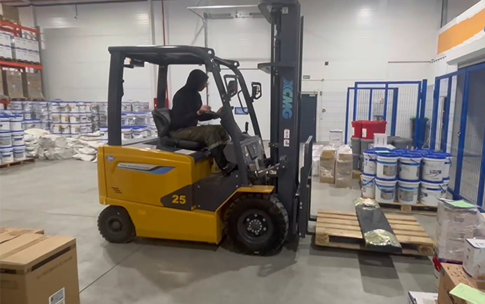 开云线上登录新能源叉车赋能哈萨克斯坦阿拉木图仓库