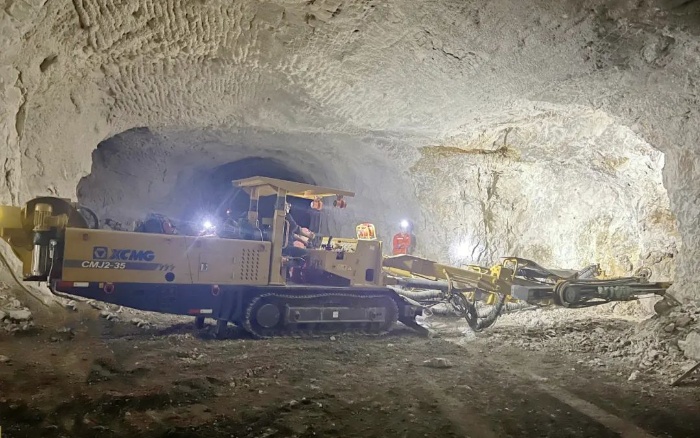 窄小巷道作业！开云线上登录掘进钻车助力铁矿开采