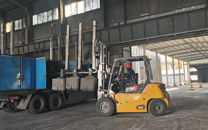 开云线上登录孔雀高性能重载锂电叉车助力冶金行业加速发展