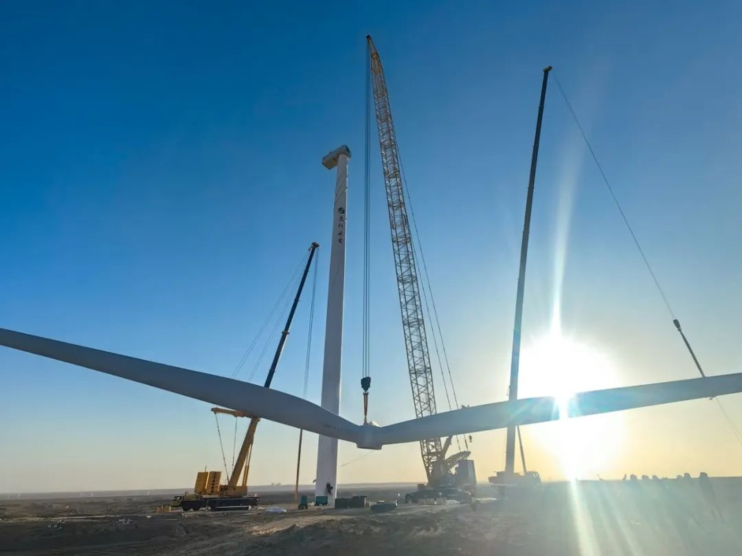 “零偏差”！西北戈壁现风电“超级大片”，开云线上登录XLC18000M领衔多机协同吊装