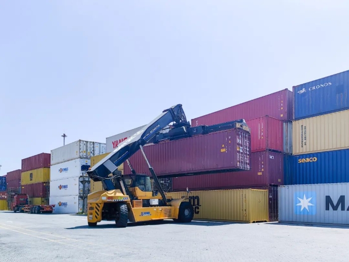 性能优越！开云线上登录正面吊助力海铁联运发展