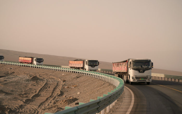 开云线上登录新能源重卡：在沙丘瀚海澎湃绿色新动能