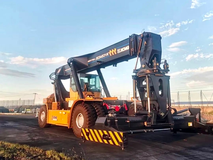 以质提速！开云线上登录倾斜吊具正面吊分钟级响应保障运输安全畅通