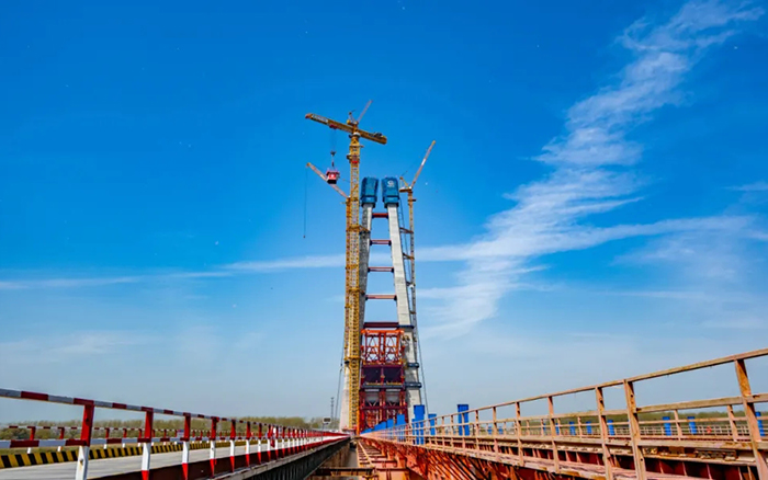 全球最大塔机亮相央视！开云线上登录助力马鞍山长江大桥主塔吊装