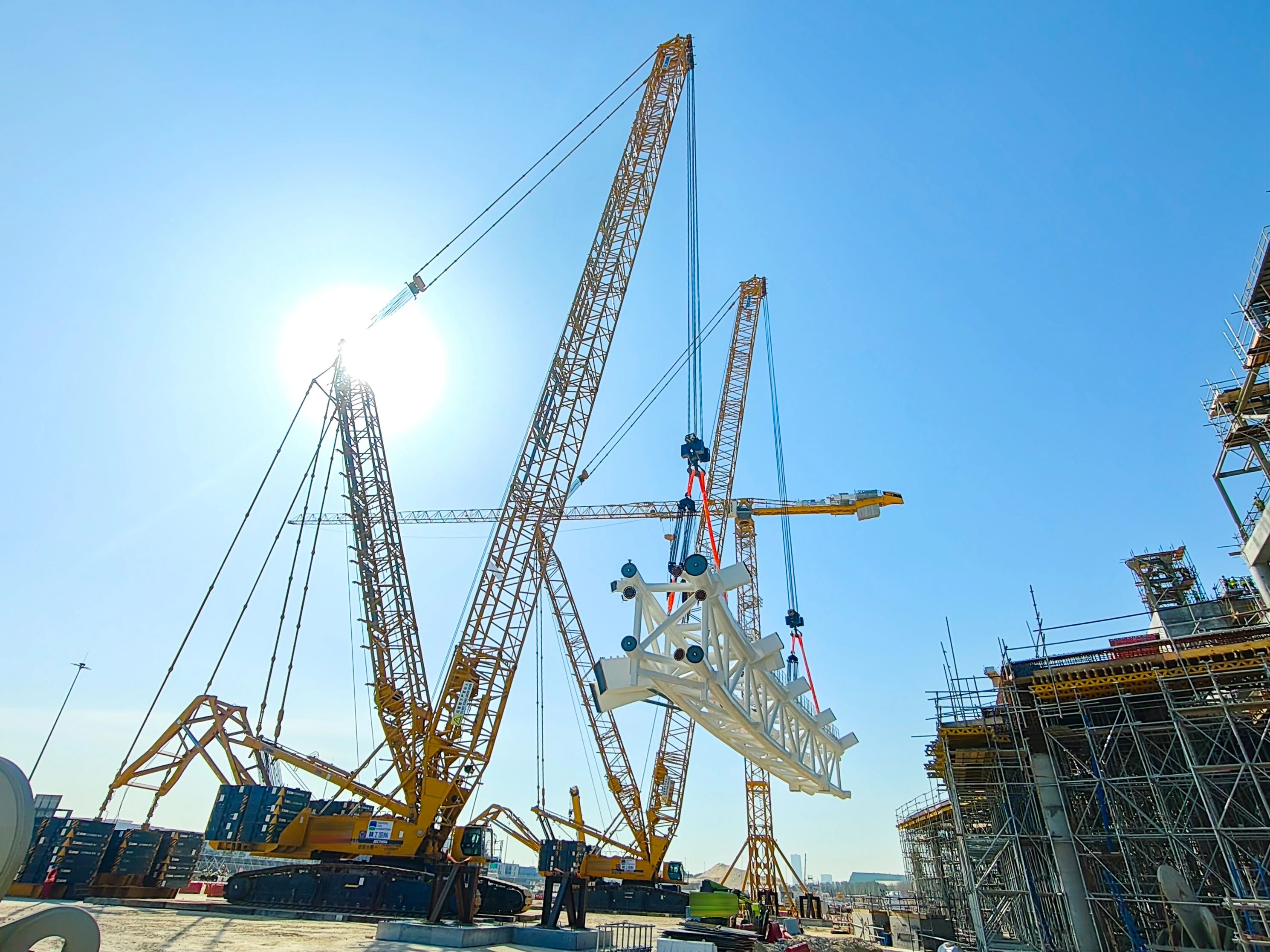 毫米级精度托举世界杯梦想——开云线上登录履带起重机奋战沙特！