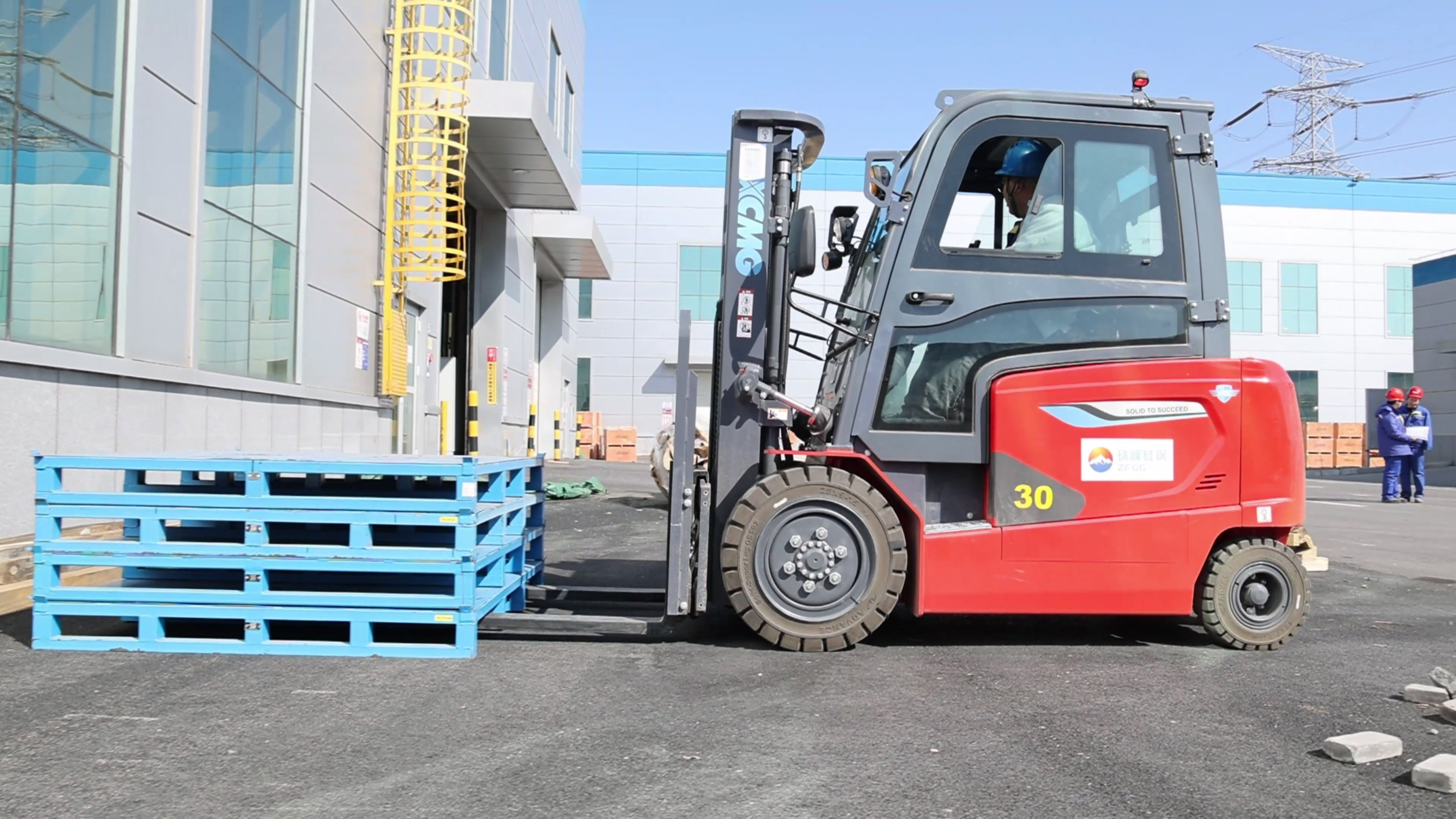 小巧精悍，开云线上登录鲲鹏系列电动平衡重叉车制造业大展身手