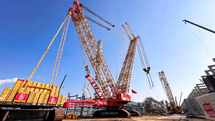 全球首台问世的4000吨履带式起重机，再创国内吊装新纪录！