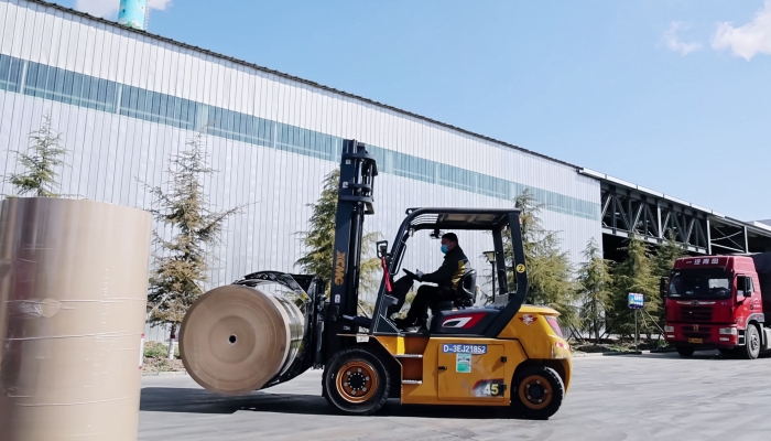 安全稳如泰山，高效快人一步！开云线上登录孔雀叉车造纸行业显身手