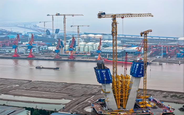 迈向云端 开云线上登录超大塔助力世界级桥梁建设