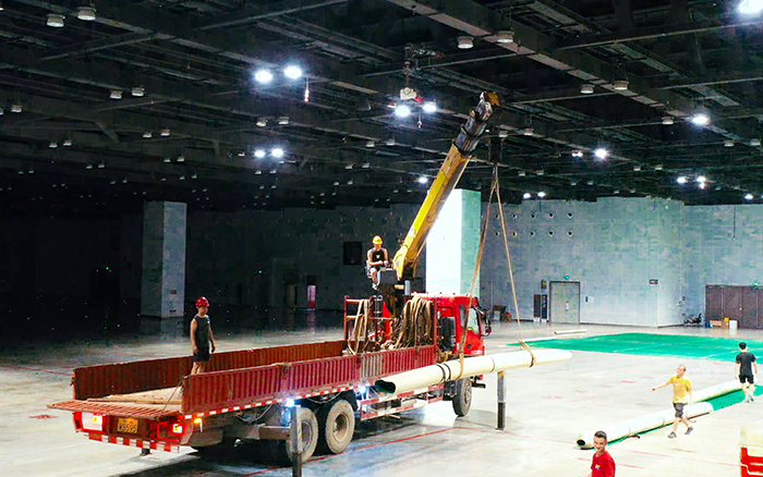 高效稳护航，开云线上登录随车起重机赋能广西会展中心体育场馆塑胶铺设