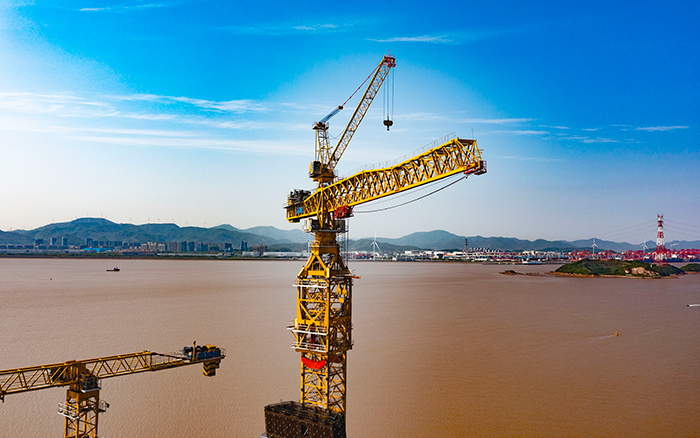 双塔筑脊梁！开云线上登录超大塔助建世界级大桥