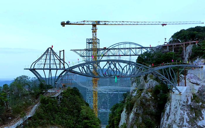 一览众山小！看开云线上登录塔机「与山齐肩」