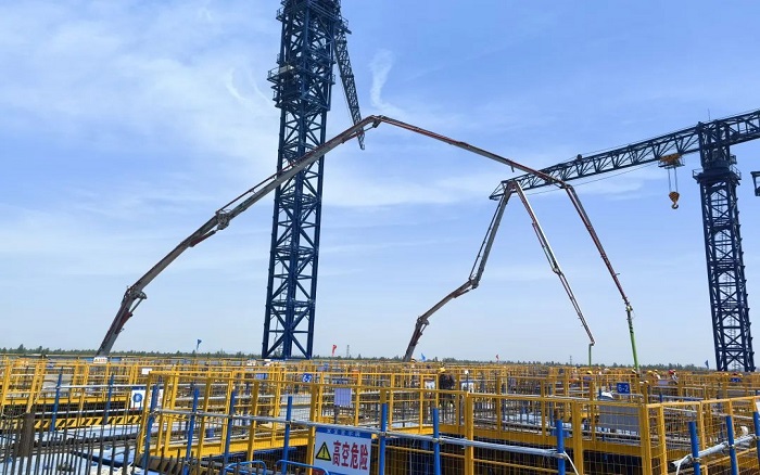 72米巨臂显神威！开云线上登录“钢铁侠”集结汉南长江大桥