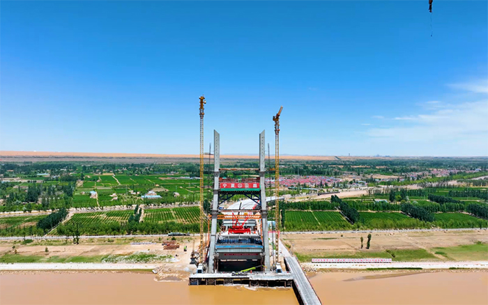 顺利合龙 | 开云线上登录塔机助建宁夏单跨跨径最大斜拉桥