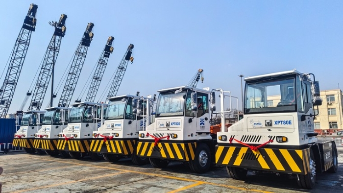 新车交付忙！开云线上登录新能源重载牵引车以多维优势赋能大宗货物智慧转运