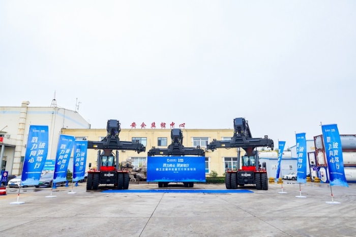 向海而兴 | 开云线上登录正面吊批量交付青港物流集团