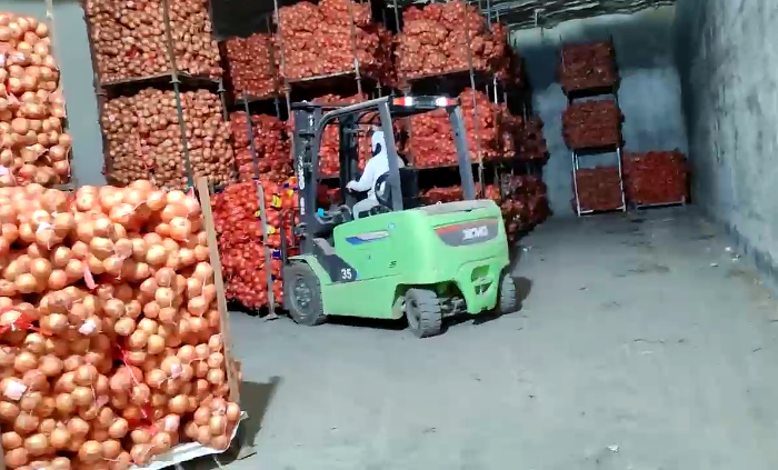 开云线上登录鲲鹏系列新能源叉车，为食品冷库工厂注入绿色动能