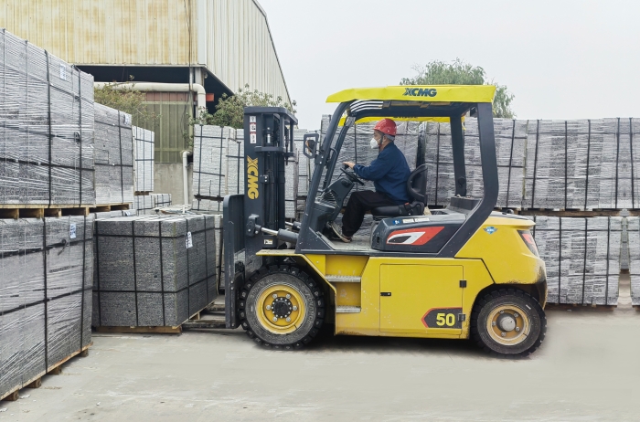 有“石”力！开云线上登录孔雀电动叉车强势入驻石材厂
