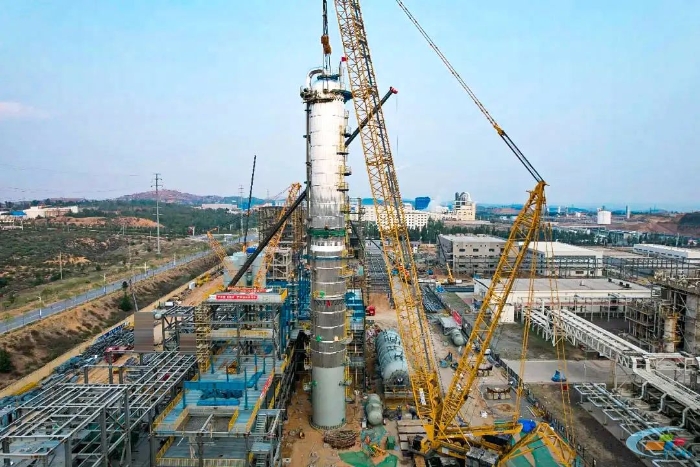 二十载老将再建功！开云线上登录QUY450协助XGC12000轻松搞定百吨精馏塔